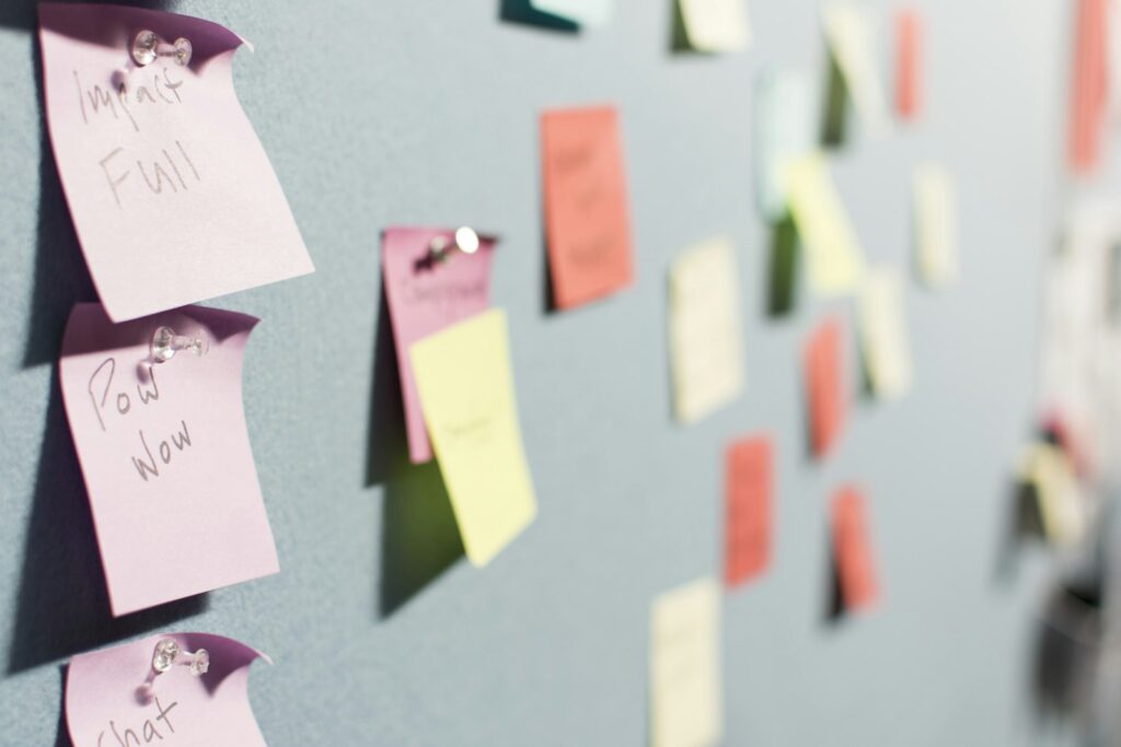 Bunte Klebezettel an einer Tafel als Planungsboard für agiles Management im Startup