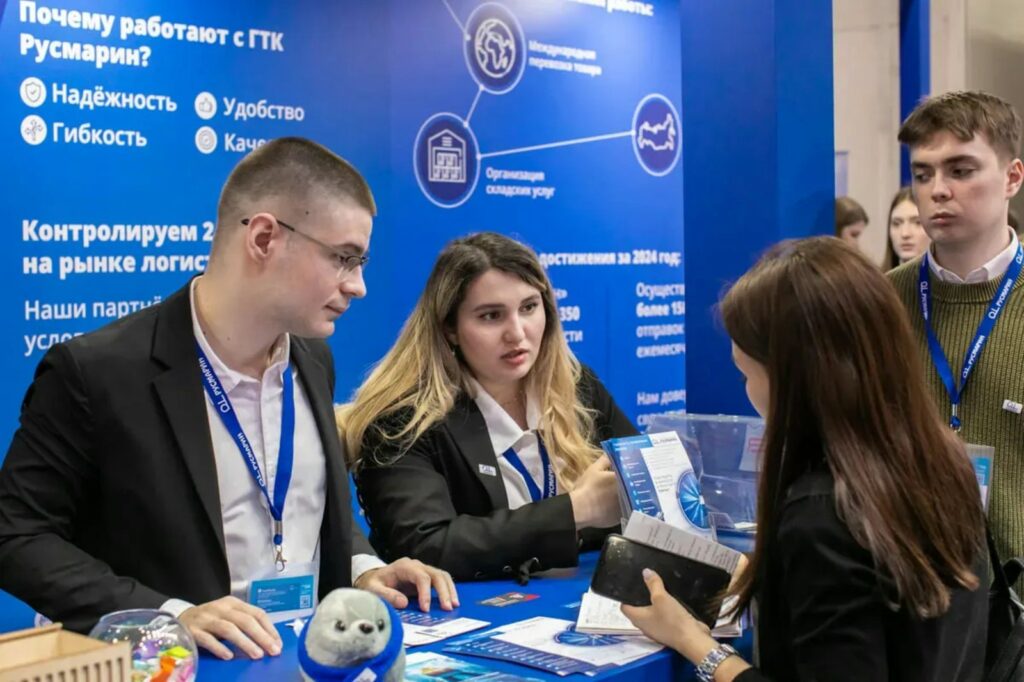 Besucher im Gespräch an einem Stand auf einer Fachmesse