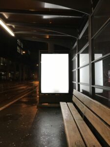 Leere beleuchtete Werbetafel an einer Bushaltestelle als Beispiel für Offline Marketing