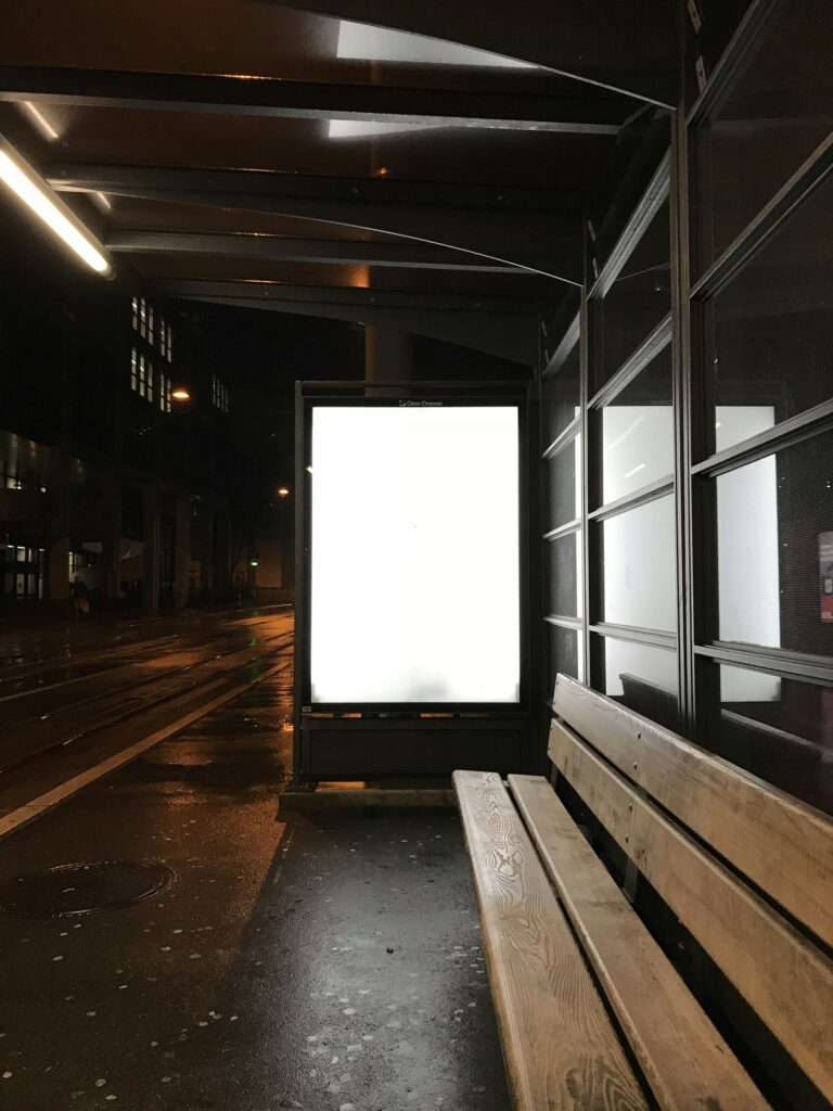 Leere beleuchtete Werbetafel an einer Bushaltestelle als Beispiel für Offline Marketing