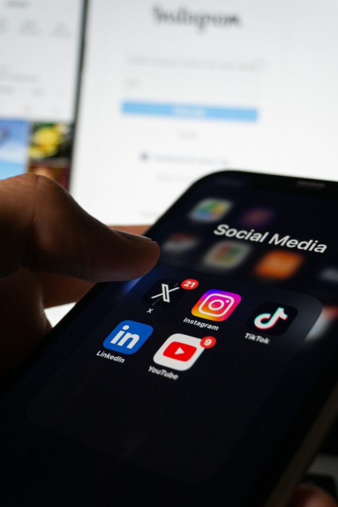 Person hält ein Smartphone mit geöffneter Social-Media-App als Teil des Online Marketing