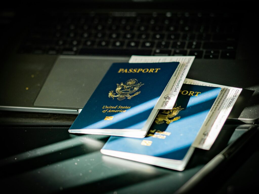 Reisepass auf einer Laptop-Tastatur als Symbol für Visum und Unterlagen bei der Firmengründung in Dubai