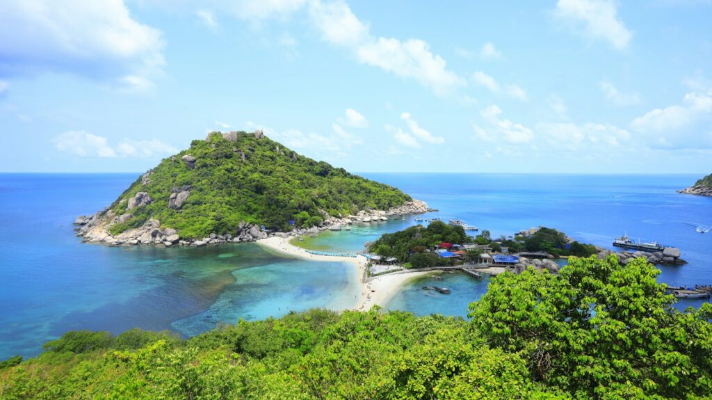Grüne, bewaldete Insel am Meer in Thailand – Motiv, wie es ein Reiseblog über Koh Samui zeigt
