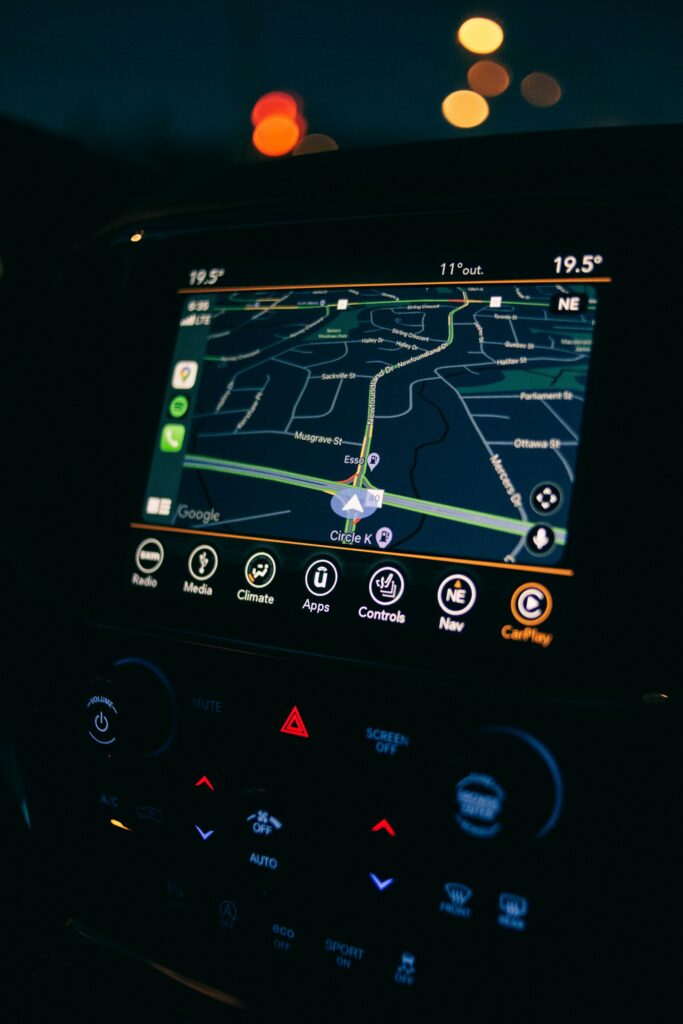 Armaturenbrett eines Autos mit GPS-Gerät, das Fahrten für ein elektronisches Fahrtenbuch aufzeichnet