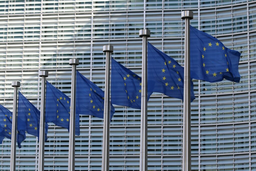 Reihe von Flaggen der Europäischen Union vor einem Gebäude als Symbol für den EU-Binnenmarkt