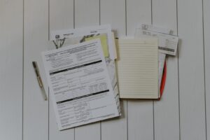 Stapel Papiere und Belege auf einem Schreibtisch – Unterlagen für eine Reverse-Charge-Rechnung