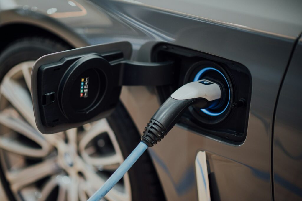 Ladekabel wird in ein Elektroauto gesteckt – E-Mobilität im Fuhrparkmanagement