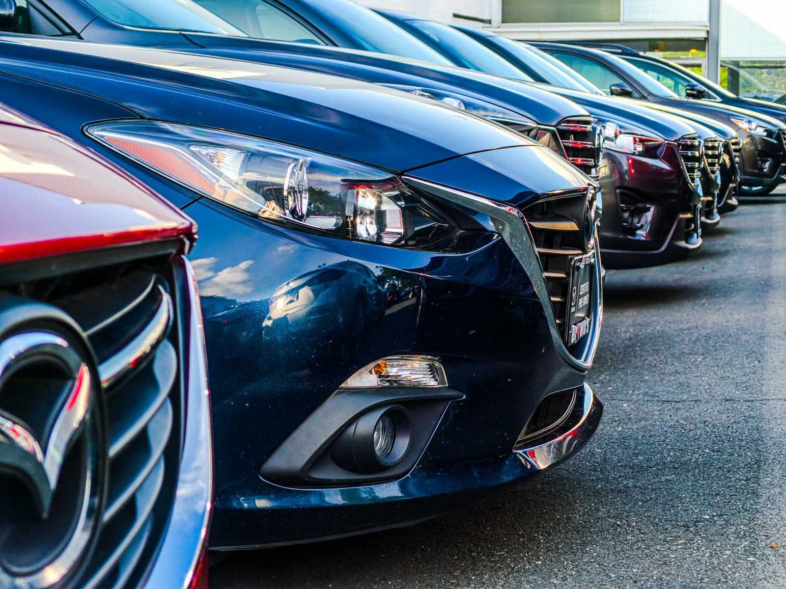 Mehrere Firmenwagen auf einem Parkplatz – Fuhrparkmanagement im Startup