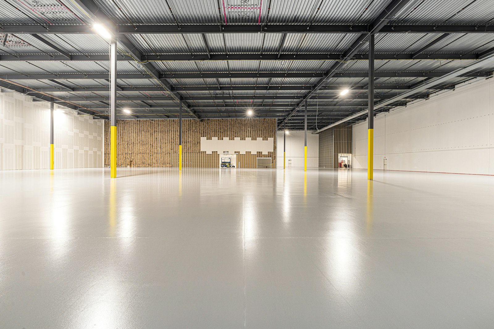 Geräumige leere Halle mit Betonboden als möglicher Standort für die erste eigene Produktion