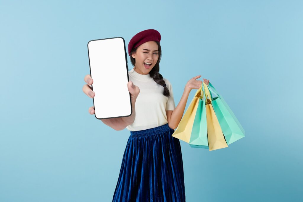 Frau mit Tablet und Einkaufstüten – Omnichannel-Einkauf über mehrere Kanäle