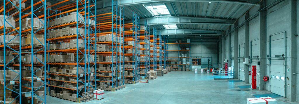 Hohe Regale mit Versandkartons in einem großen Lager für den Marktplatzversand