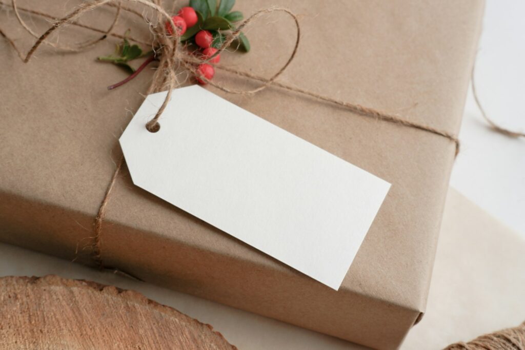 In braunes Packpapier eingeschlagenes Geschenk mit Bindfaden – nachhaltiges Verpackungsmaterial für die Weihnachtspost