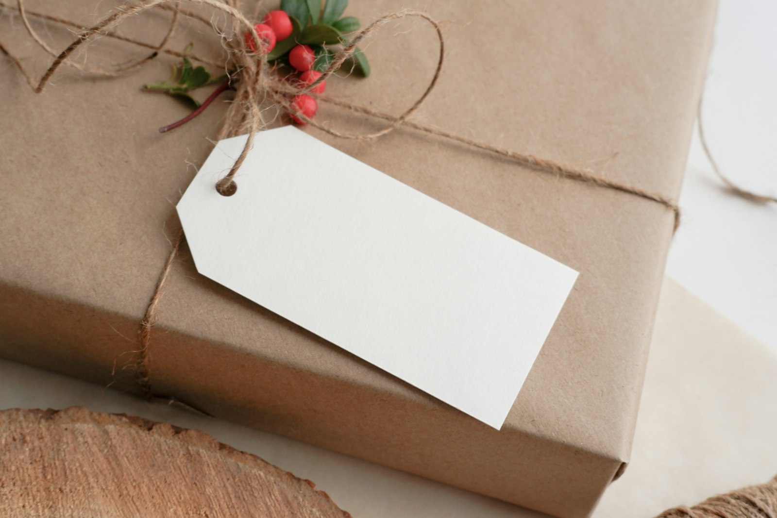In braunes Packpapier eingeschlagenes Geschenk mit Bindfaden – nachhaltiges Verpackungsmaterial für die Weihnachtspost