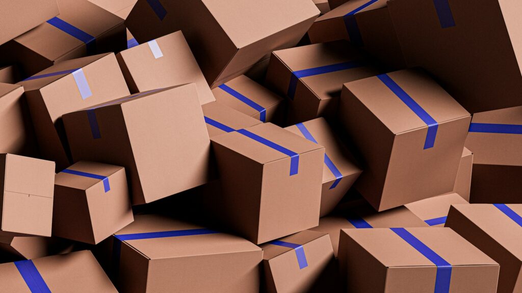 Stapel brauner Versandkartons mit blauem Klebeband als Verpackungsmaterial für den Weihnachtsversand