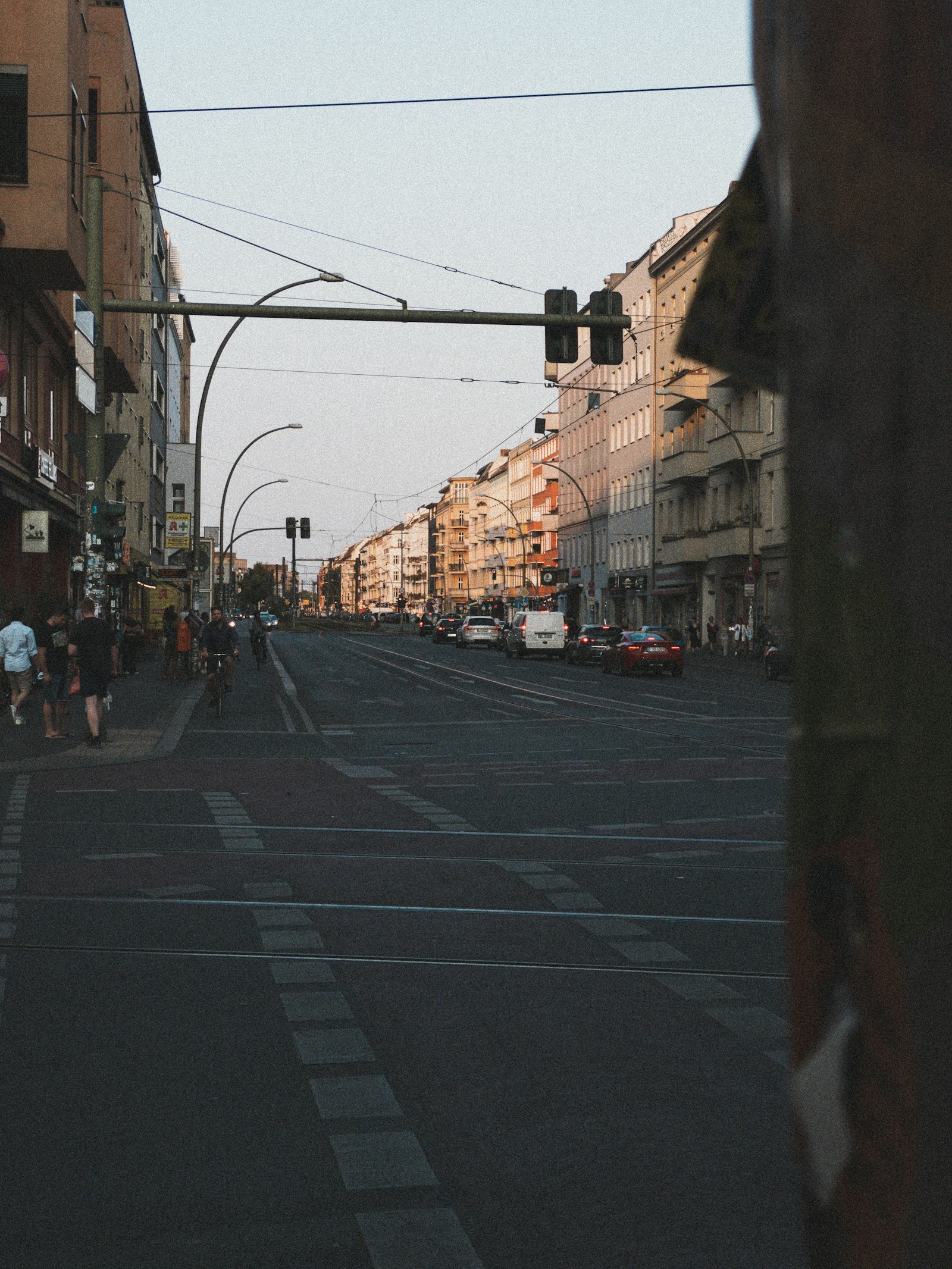 Dichter Verkehr auf einer Stadtstraße zwischen hohen Gebäuden – das Umfeld, in dem Berliner Startups Mobilität neu denken