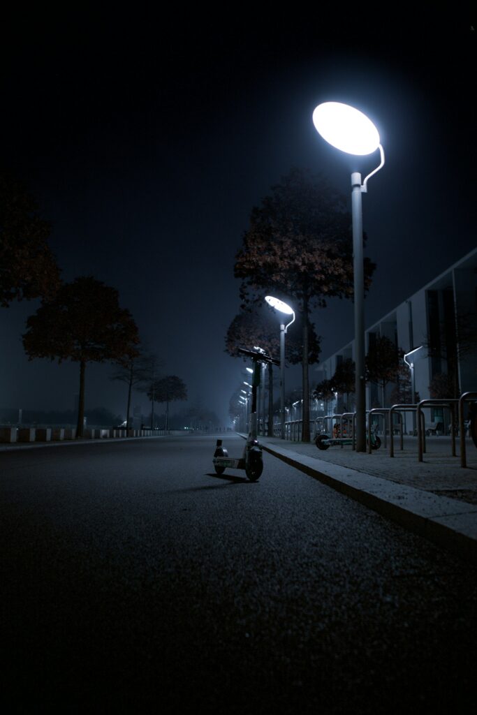 Geparkte E-Scooter am Bordstein einer Straße in der Stadt