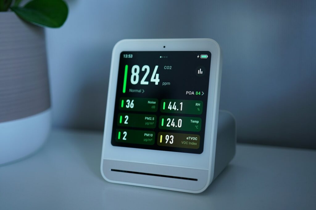 Luftqualitätsmonitor zeigt Messwerte für die Raumluft im Büro an