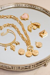 Silbernes Tablett mit Goldschmuck – Altgold als mögliche Liquiditätsreserve