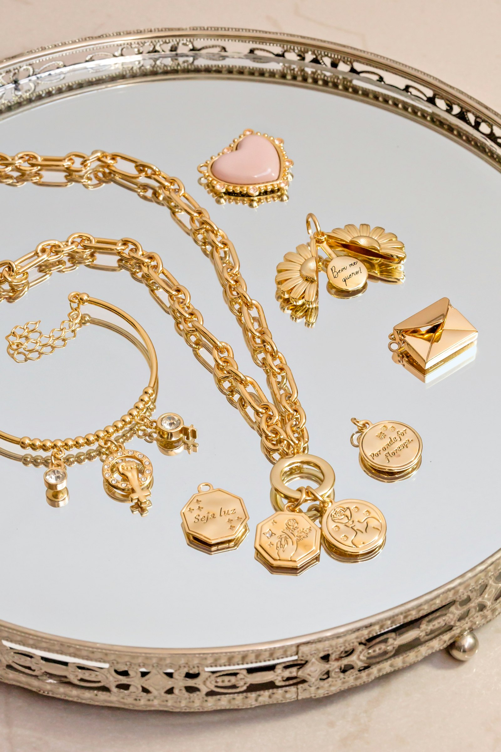 Silbernes Tablett mit Goldschmuck – Altgold als mögliche Liquiditätsreserve