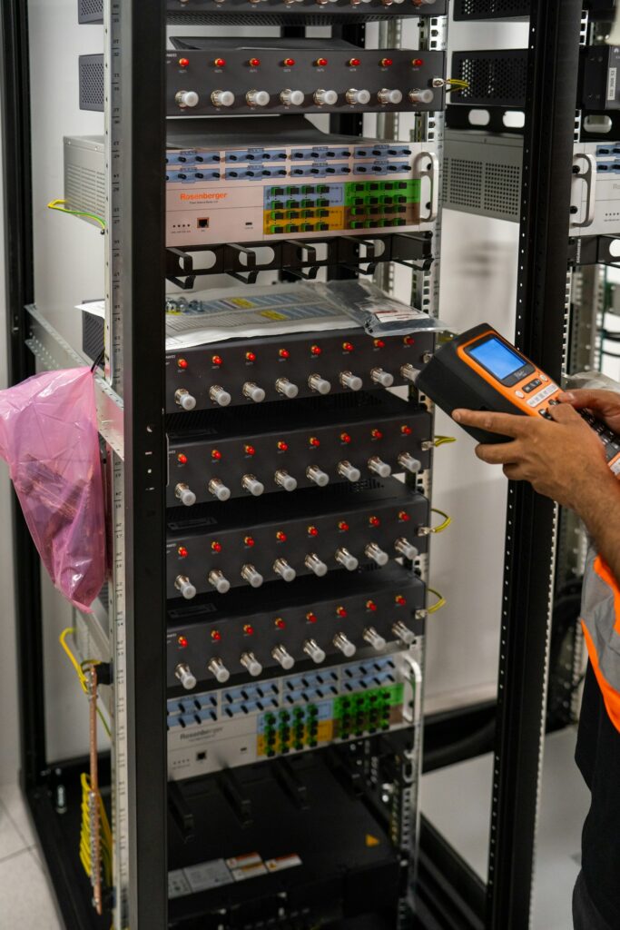 Techniker arbeitet an einem Serverrack in einem Rechenzentrum