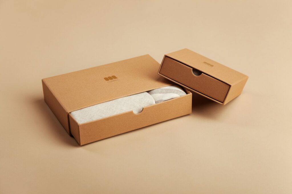 Versandkarton auf einem Tisch als Symbol für wachsende Bestellmengen im Online-Shop