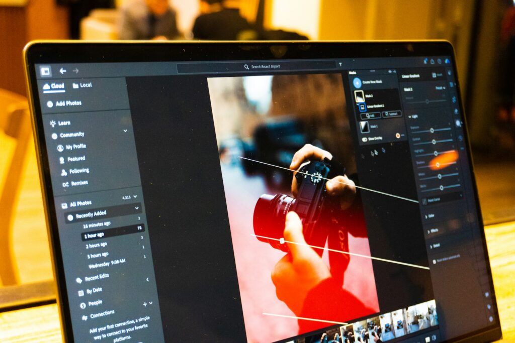 Bildbearbeitung mit KI: Fotobearbeitungssoftware auf einem Laptop-Bildschirm