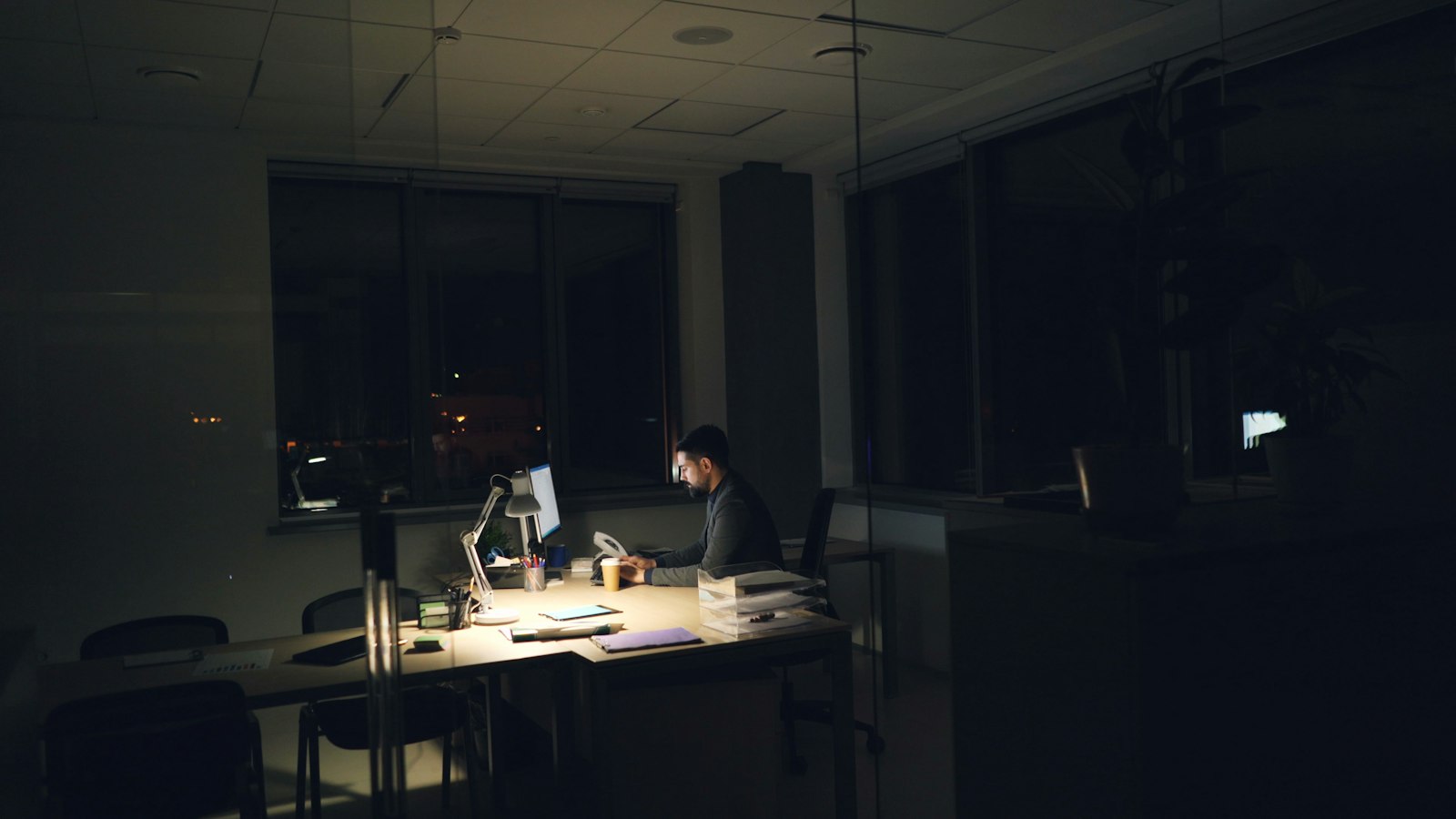 Unternehmen aufbauen nach Feierabend: Gründer arbeitet spät abends am Laptop