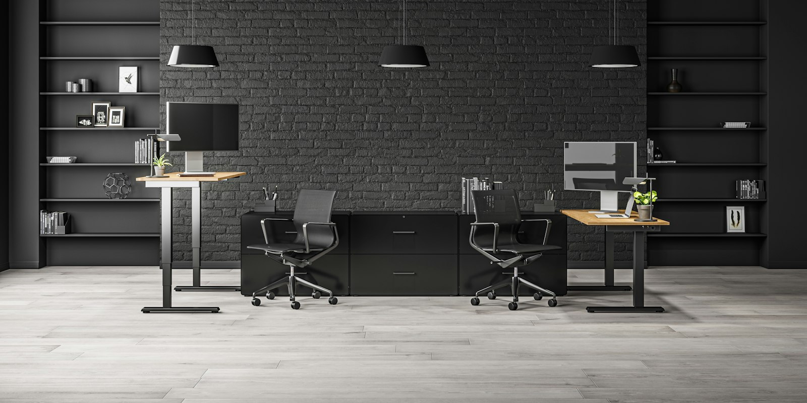 Zwei Arbeitsplätze mit Monitoren vor einer dunklen Backsteinwand in einem Smart Office