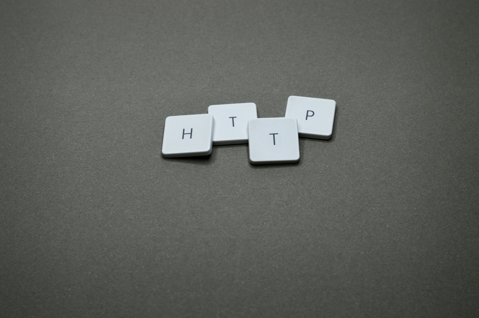 Buchstabenkacheln mit dem Kürzel HTTP als Symbol für die Wahl des richtigen Domain Registrar