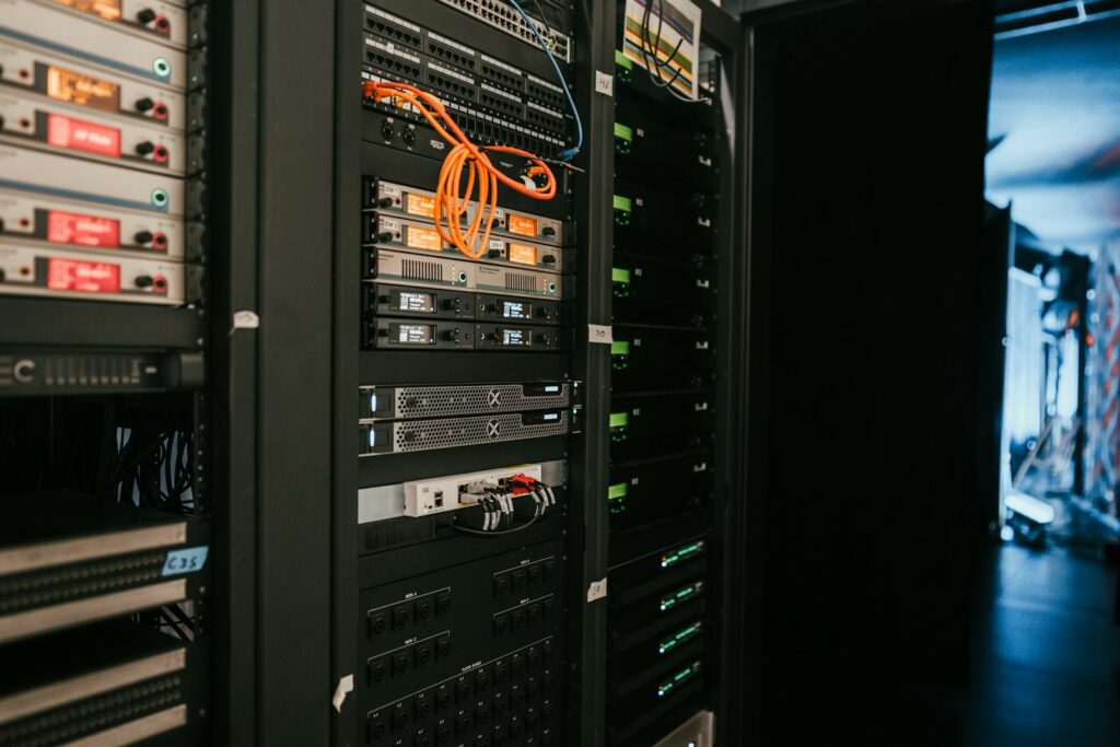 Server-Rack in einem Rechenzentrum, auf dem Domain Registrar und Hoster die DNS-Infrastruktur betreiben