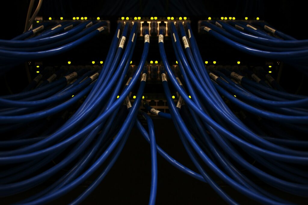 Miteinander verbundene blaue Kabel als Sinnbild für das Netz aus SEO-Backlinks