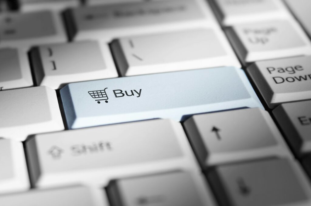 Nahaufnahme einer Tastatur mit Kaufen-Taste als Symbol für Vorbestellungen im Onlineshop