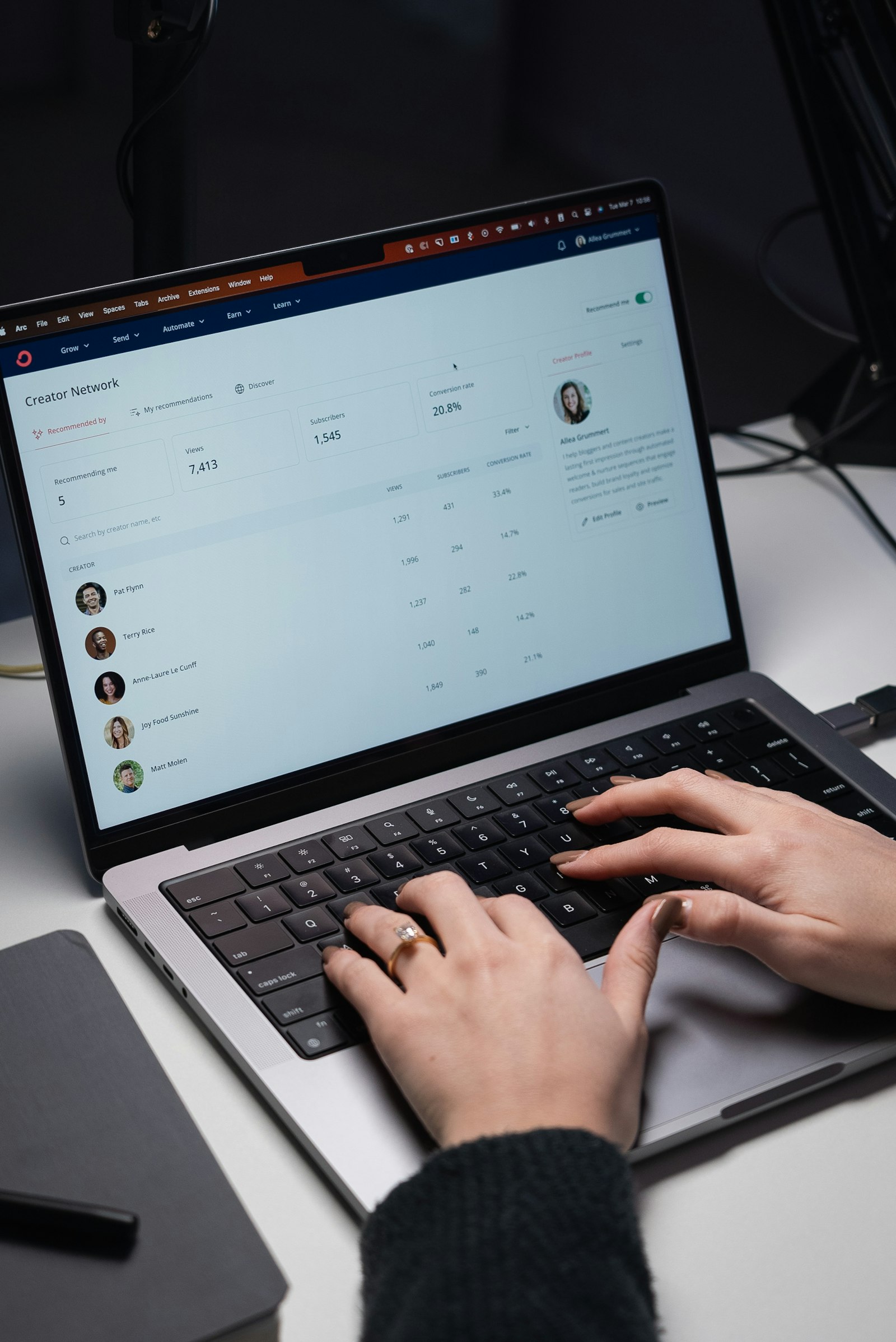 Person tippt am Schreibtisch auf einem Laptop – E-Mail Marketing für die eigene Startup-Community