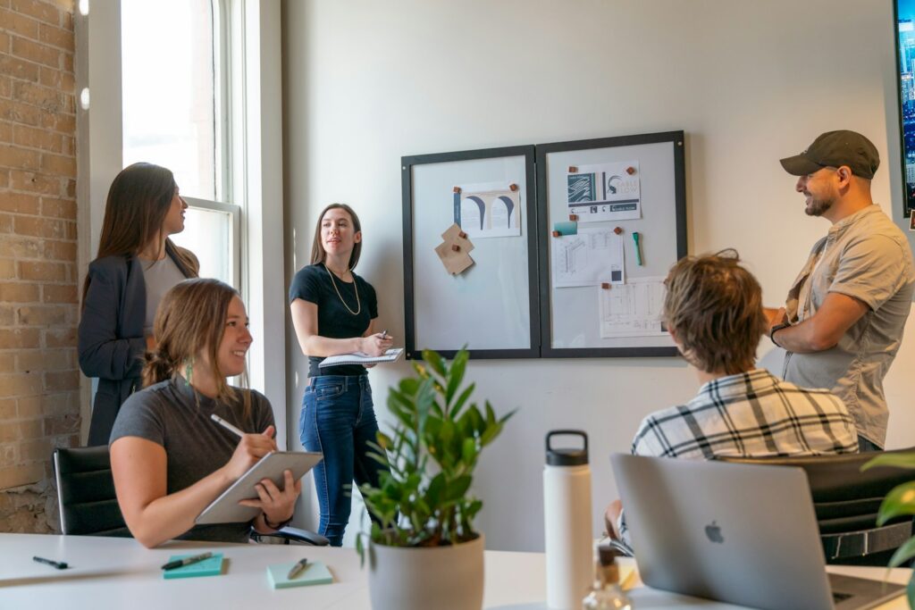 Team bespricht in einem hellen Büro gemeinsam die nächste Kampagne