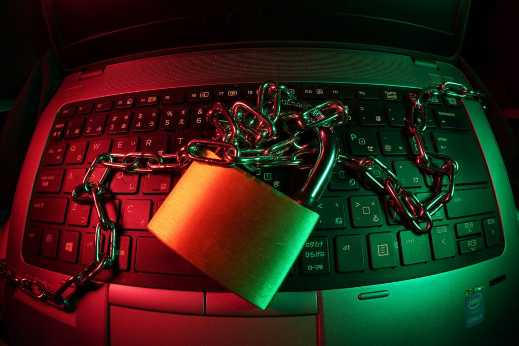 Vorhängeschloss auf einer Computertastatur als Symbol für Schutz vor Wirtschaftskriminalität