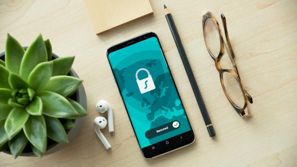 Smartphone mit Schloss-Symbol auf einem Schreibtisch als Zeichen für Zwei-Faktor-Schutz