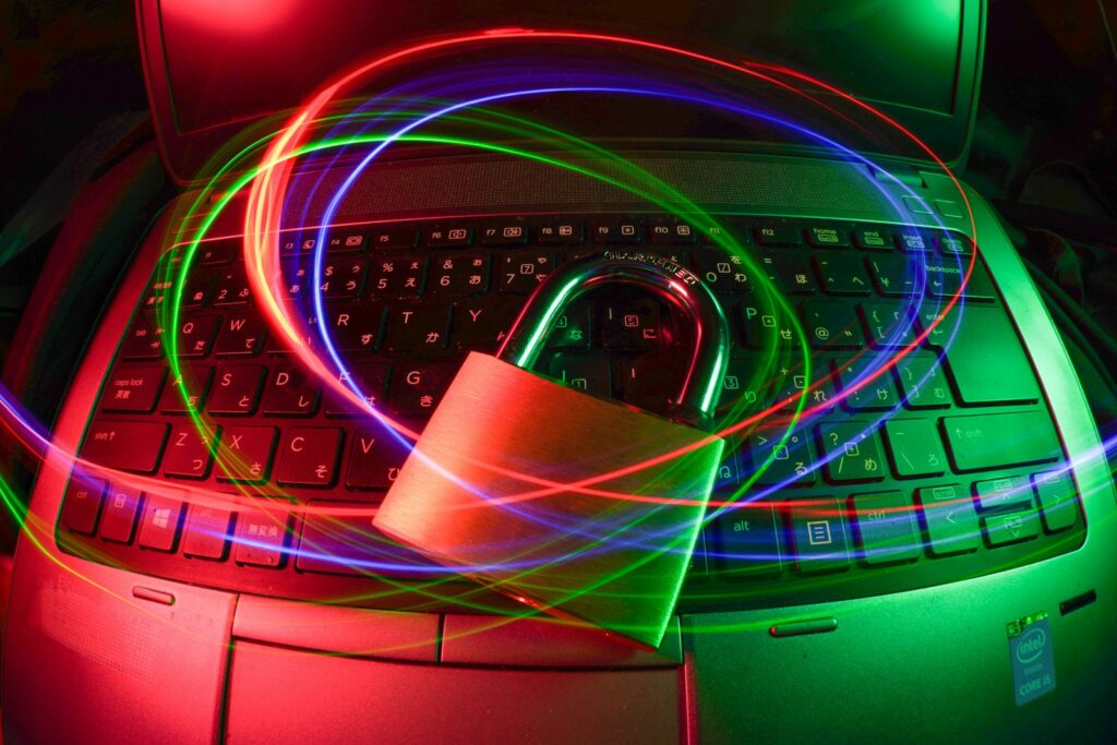 Vorhängeschloss auf einem Laptop als Symbol für Schutz vor Cyberkriminalität