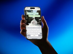 KI Chatbot im Messenger: Hand hält ein Smartphone mit geöffneter Chat-App