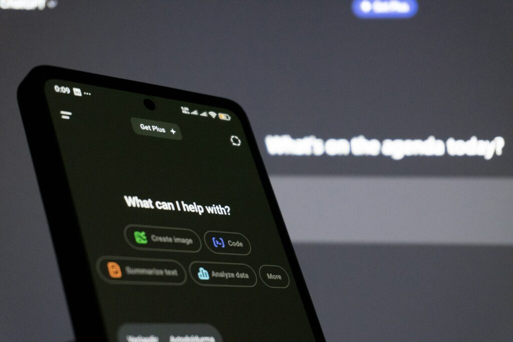 Smartphone zeigt die Oberfläche eines KI-Assistenten, Symbolbild für KI-Tools im Startup