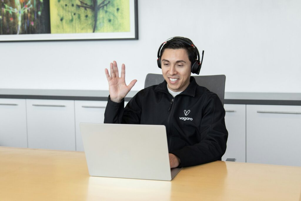 Supportmitarbeiter mit Headset arbeitet am Laptop an Kundenanfragen