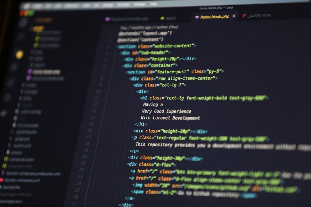 Bildschirm mit HTML-Code eines Webprojekts, wie ihn eine Software-Entwicklungsagentur umsetzt