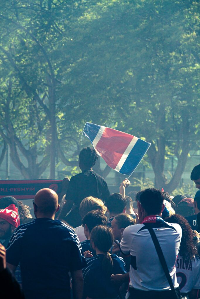 Fans schwenken Fahnen in der Menge – so wirken auch Papierfahnen bei Events
