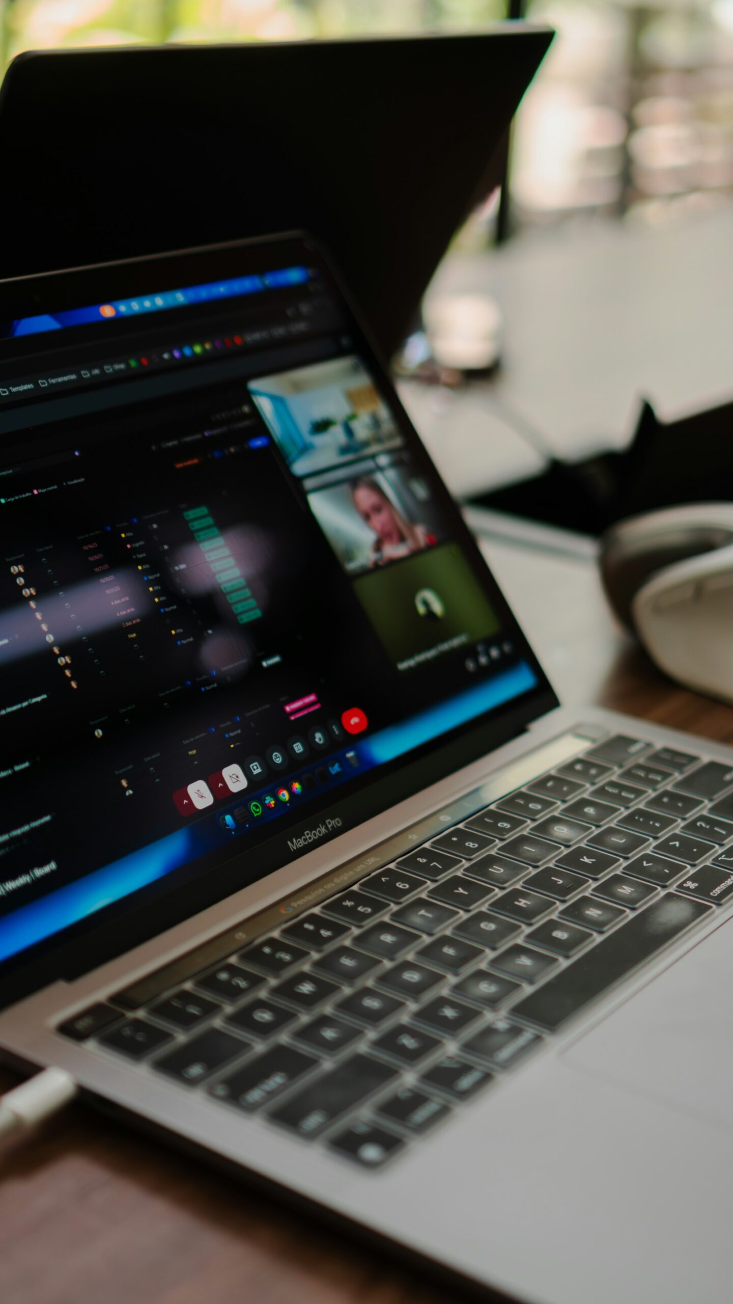 Laptop zeigt eine Videokonferenz mit mehreren Teilnehmern als Beispiel für Webinare