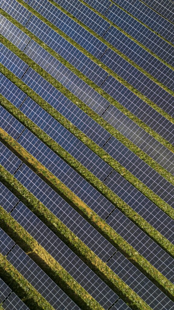 Luftaufnahme eines Solarparks als Beispiel für Investitionen in erneuerbare Energien