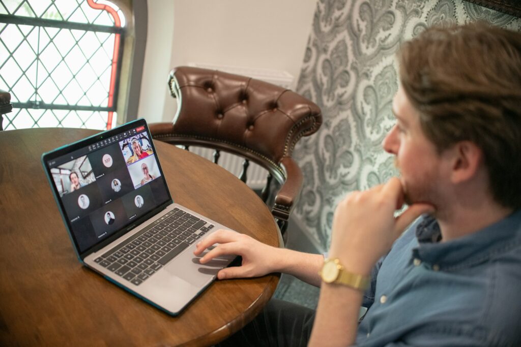Mann nimmt am Laptop an einer Videokonferenz teil
