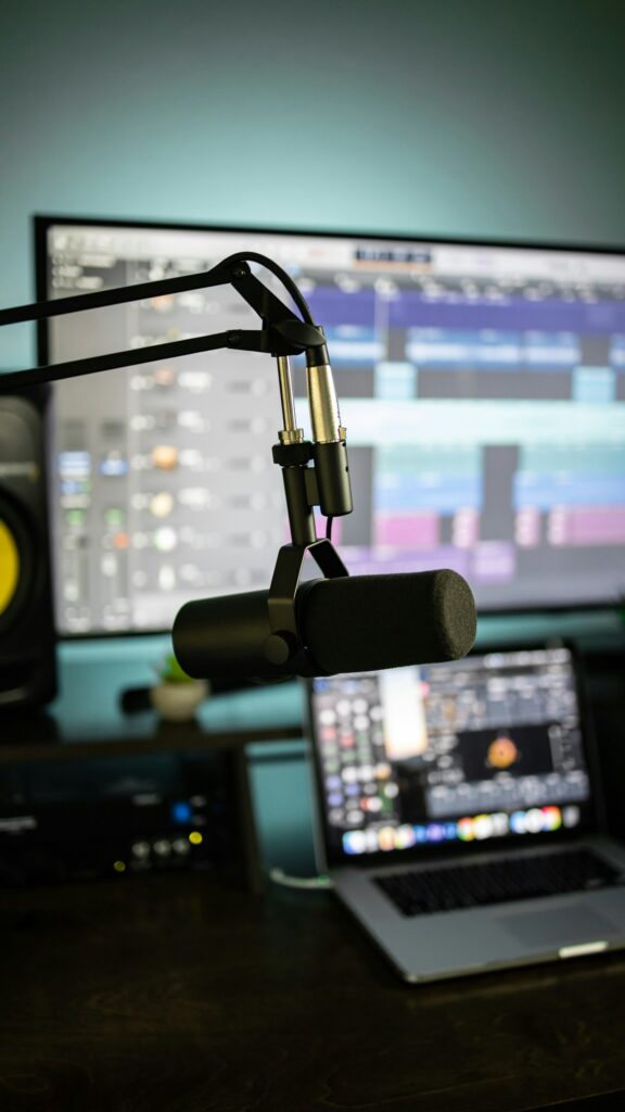 Mikrofon mit Standfuß für die Tonaufnahme bei Webinaren