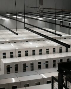 Modernes Rechenzentrum mit Reihen weißer Serverschränke, in denen Cloud-Speicher betrieben wird