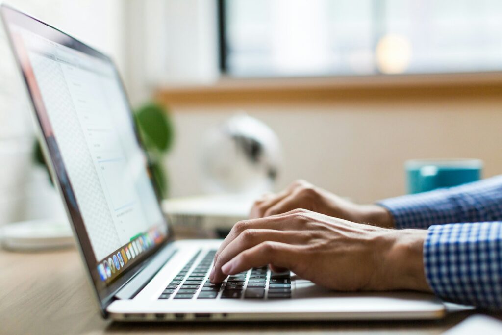 Person tippt am Laptop und pflegt Stammdaten für die Lohnabrechnung