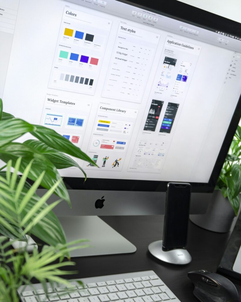 Computermonitor zeigt ein Designsystem mit Farben und Elementen für eine neue Website