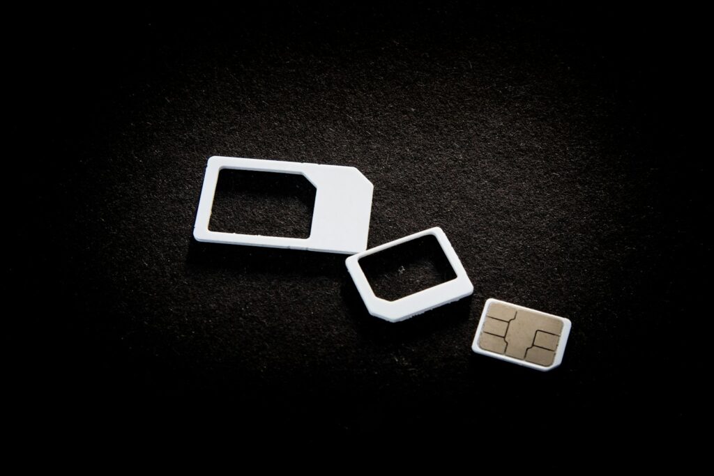 Mehrere physische SIM-Karten mit Adaptern als Vergleich zur digitalen eSIM